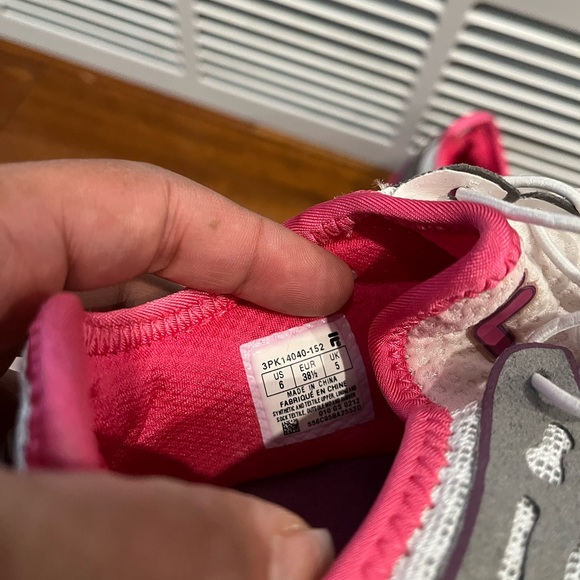 FILA SKELETOES SHOES SZ 6 - Picture 3 of 6